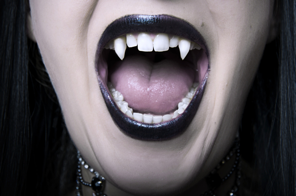 龇嘴獠牙的吸血鬼图片