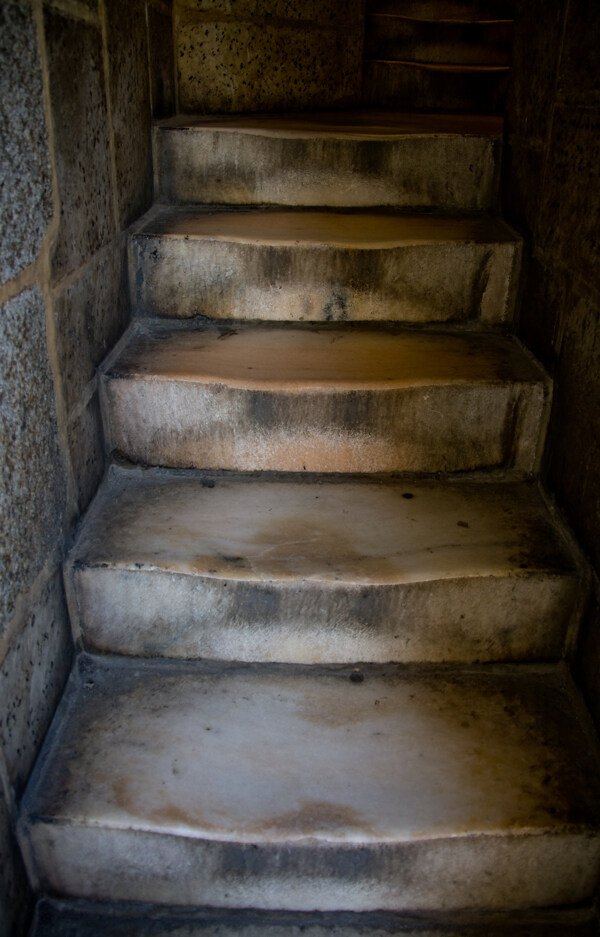 昏暗的楼梯图片