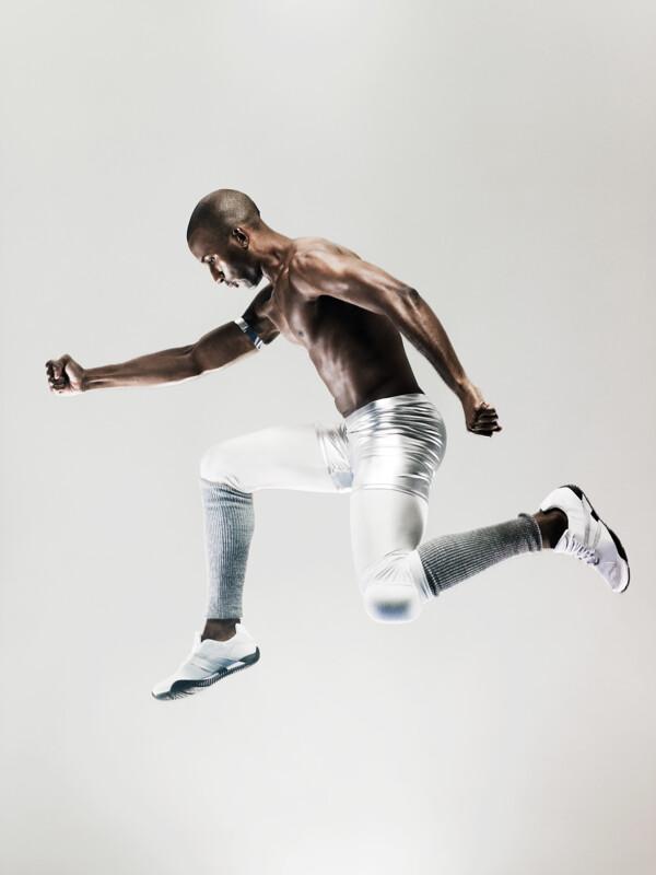 跳跃奔跑的男运动员图片