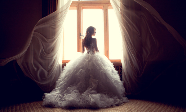 穿着婚纱向窗外望去的外国美女图片