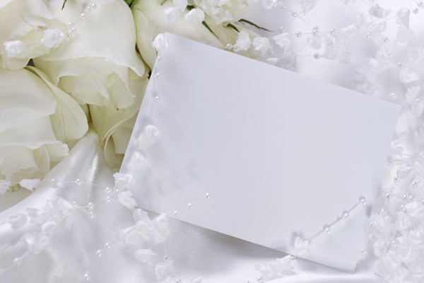 白色玫瑰花与婚礼邀请函