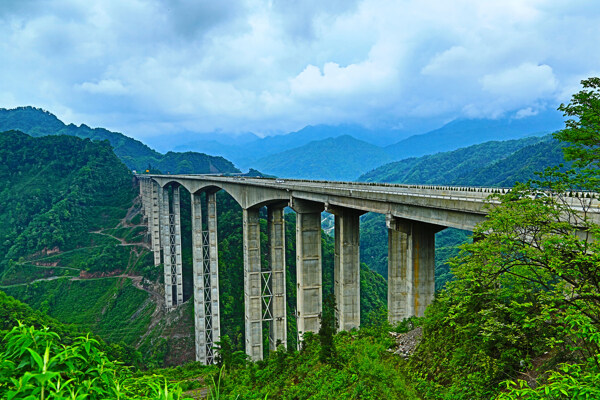 山峰與高速路橋風(fēng)景圖片