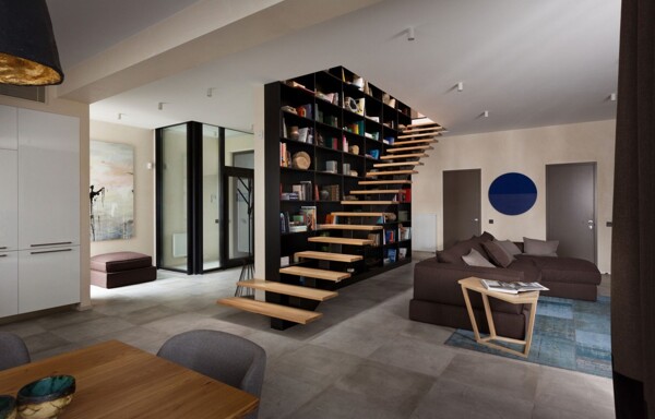 别墅二层木质楼梯效果图