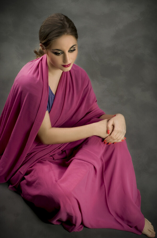 穿紫色裙子的漂亮美女图片