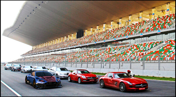 阿斯顿马丁DB9在佛国际F1赛道渲染