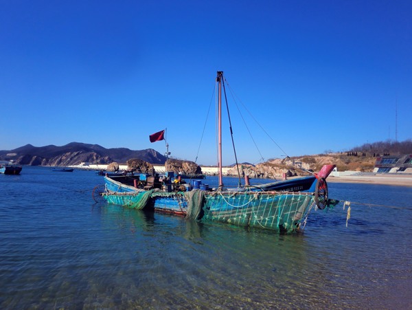 海边渔村的木渔船