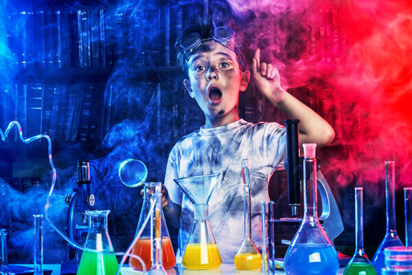 做化学试验的小男孩图片