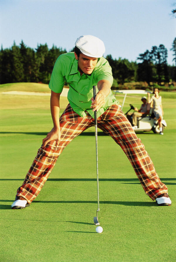 打高尔夫球的时尚男人
