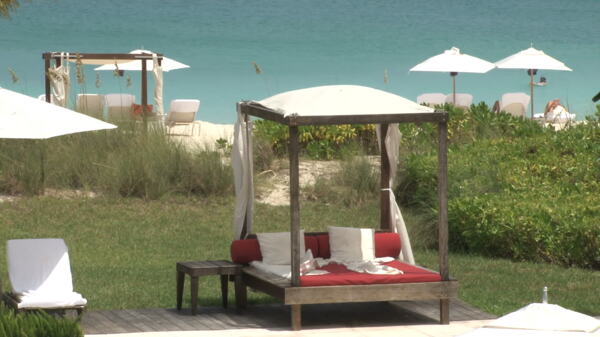 酒店度假小屋和海滨沙滩2股票视频录像的椅子