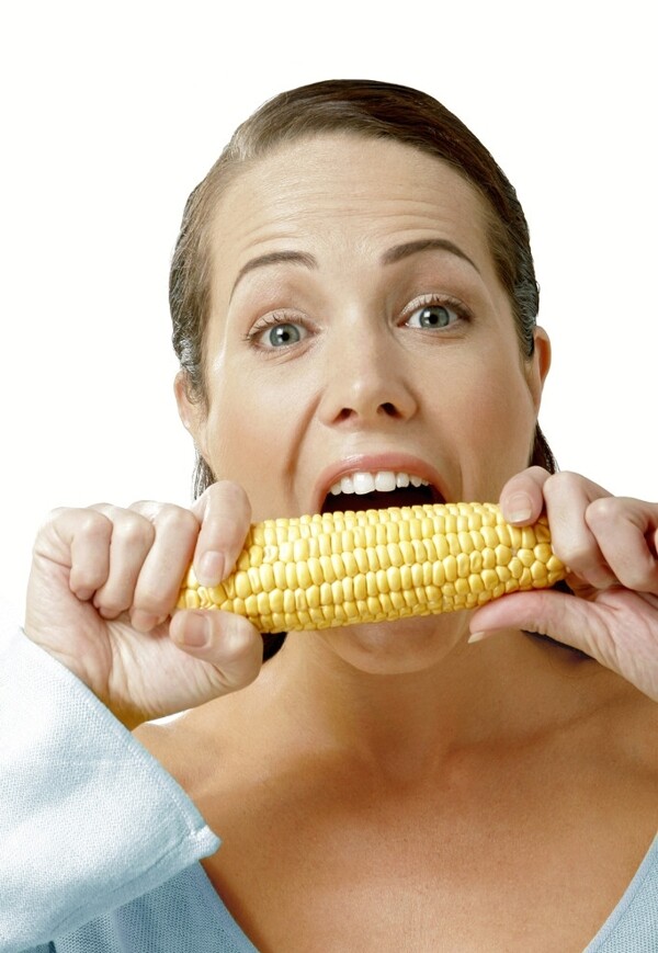 吃玉米漂亮女人图片