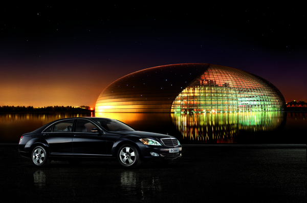 黑色轿车与建筑夜景图片