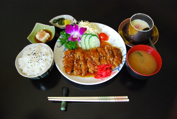 煎雞扒定食套餐圖片