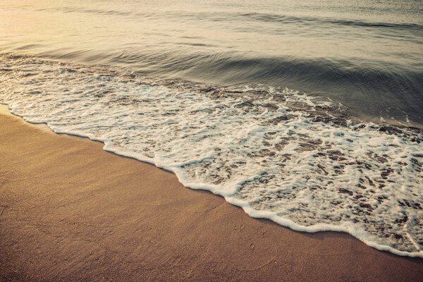 海浪与沙滩图片