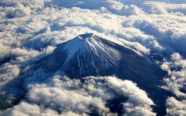 鸟瞰富士山山顶图片