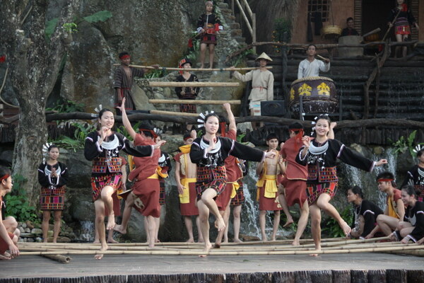 槟榔谷黎族竹竿舞表演图片