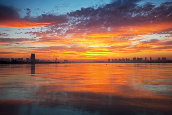 瀘沽湖夕陽圖片