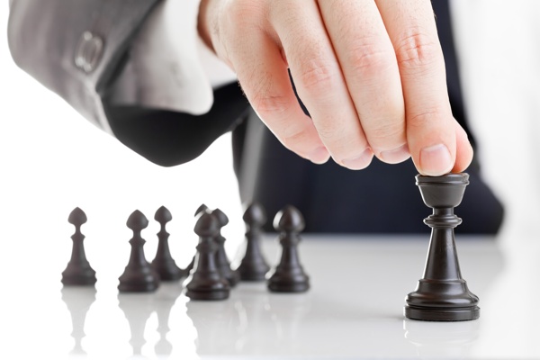 拿著象棋的職業(yè)男士圖片