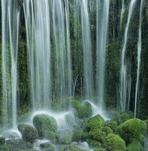 青山流水瀑布景色图片