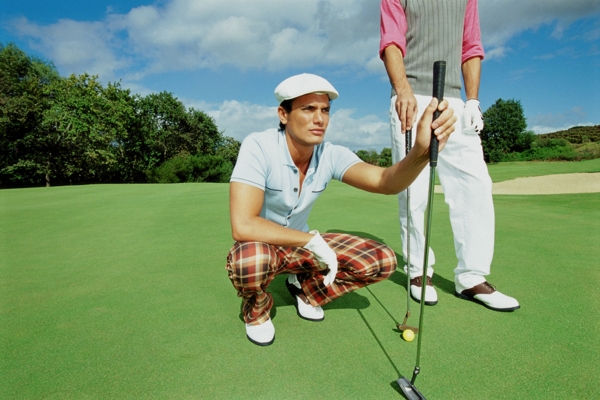 高尔夫球场上的时尚男性