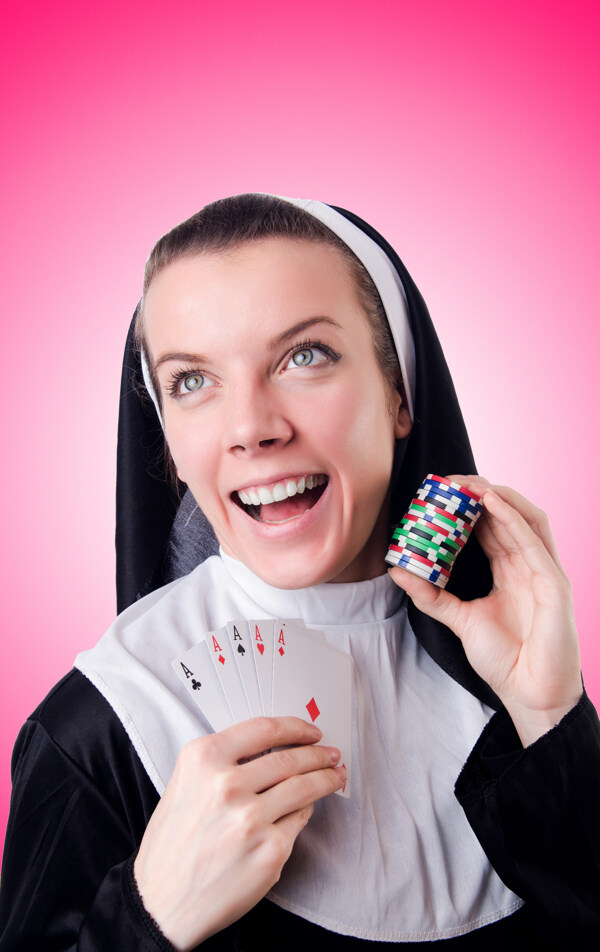 拿着扑克的修女图片