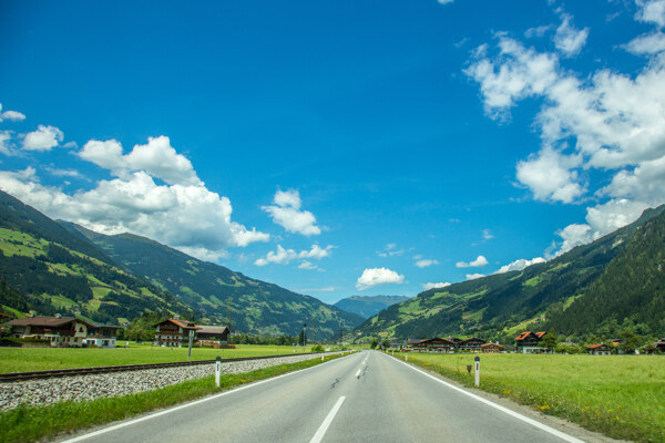 蓝天白云下的道路风景图片