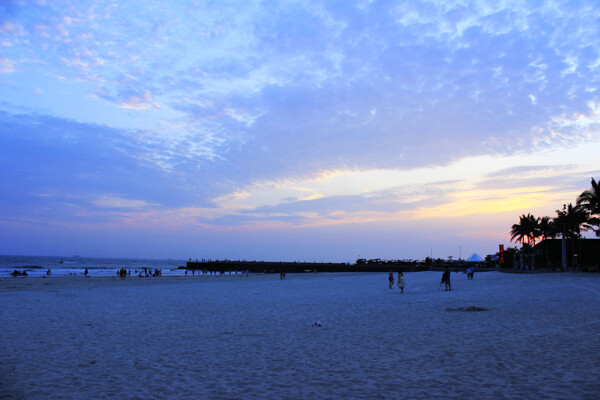 银滩夕阳余晖图片