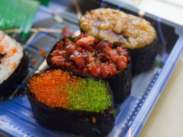 美味鱼子酱寿司图片