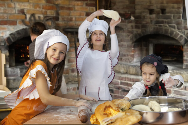 做面包的小女孩厨师图片