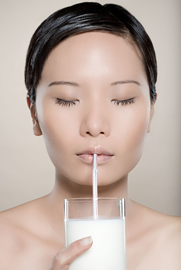 女人喝牛奶图片
