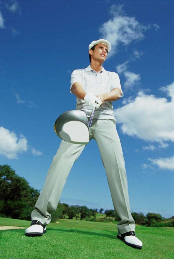 打高尔夫球的时尚男性图片