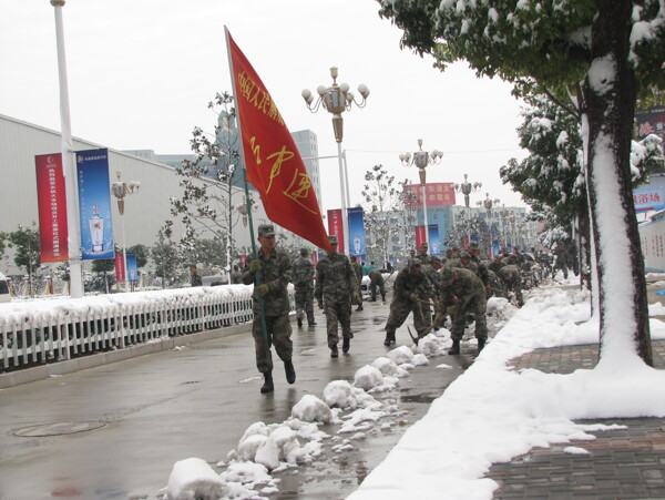 红军连在街上扫雪图片