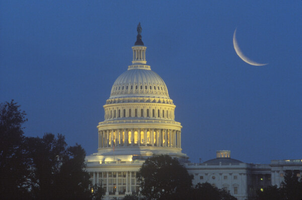 白宫上空的月亮图片