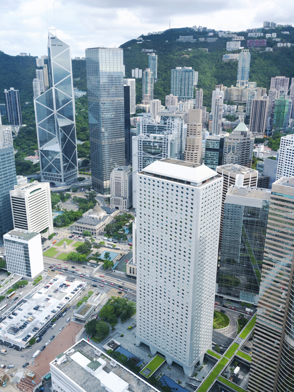 郁郁蔥蔥的山巒和錯(cuò)落有致的高層建筑