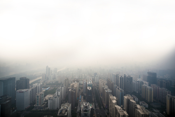 現(xiàn)代建筑物在霧氣中若隱若現(xiàn)