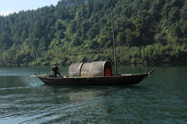 青山绿水上的小船