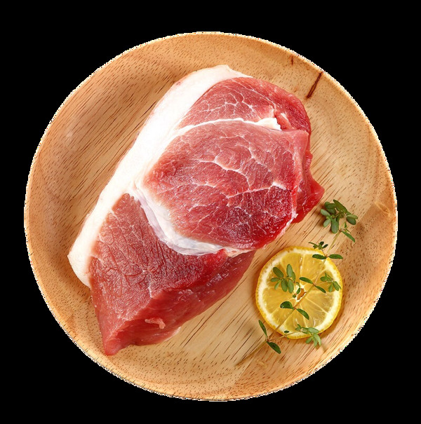 木質(zhì)盤子里的新鮮豬腿肉和檸檬片