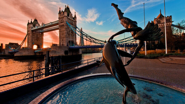 夕阳海豚雕像英国伦敦塔桥
