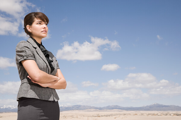 沙漠中职业女性图片