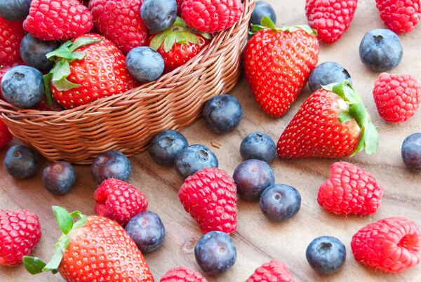 草莓蓝莓图片