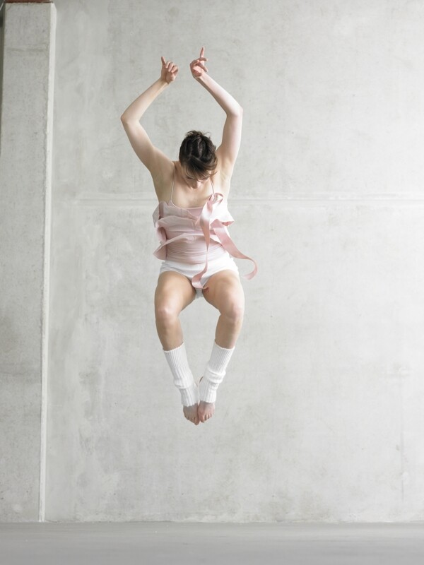 腾空跳跃的舞蹈女性图片