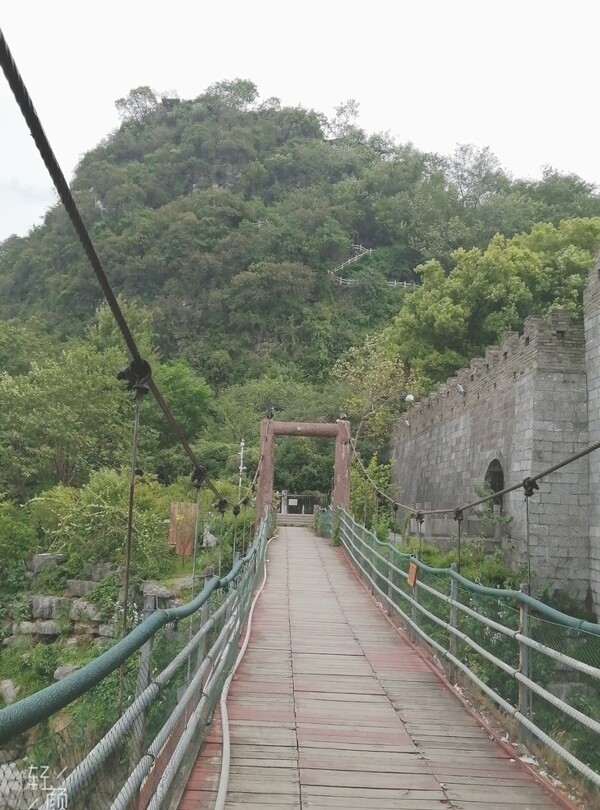 漓江边的吊桥图片