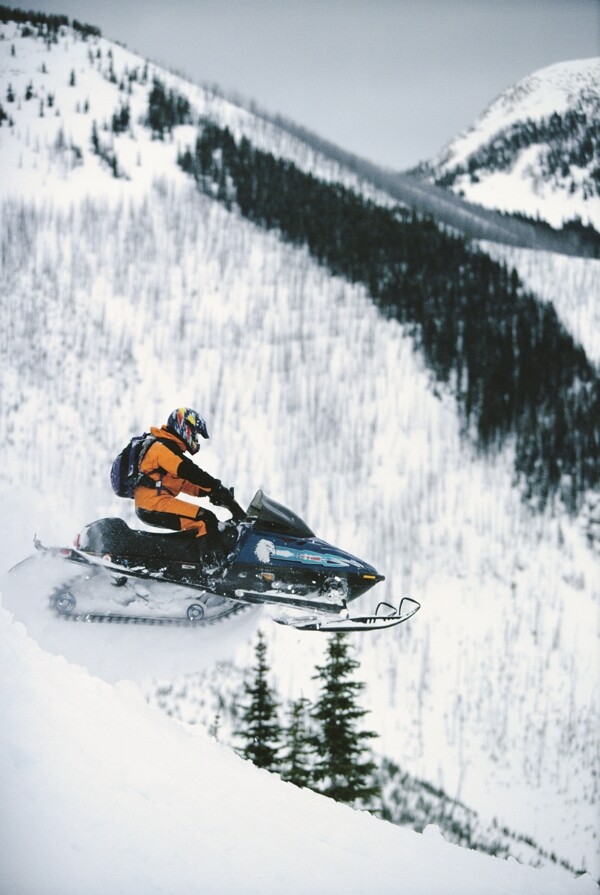 开雪地摩托的运动员高清图片