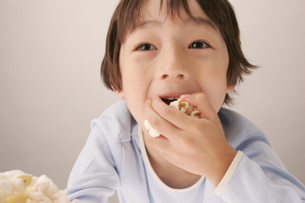 吃爆米花的儿童图片