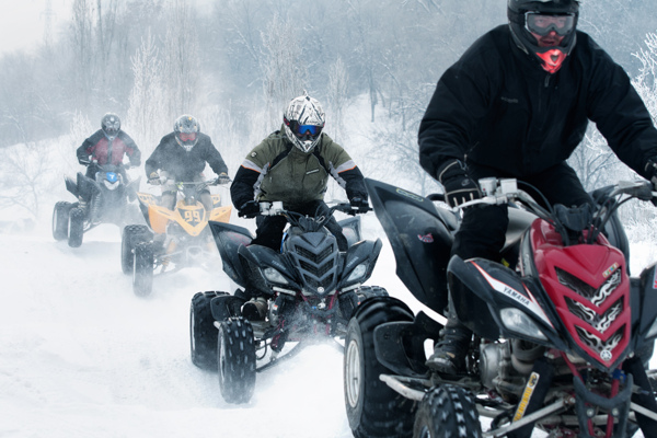 雪地上的摩托车运动员