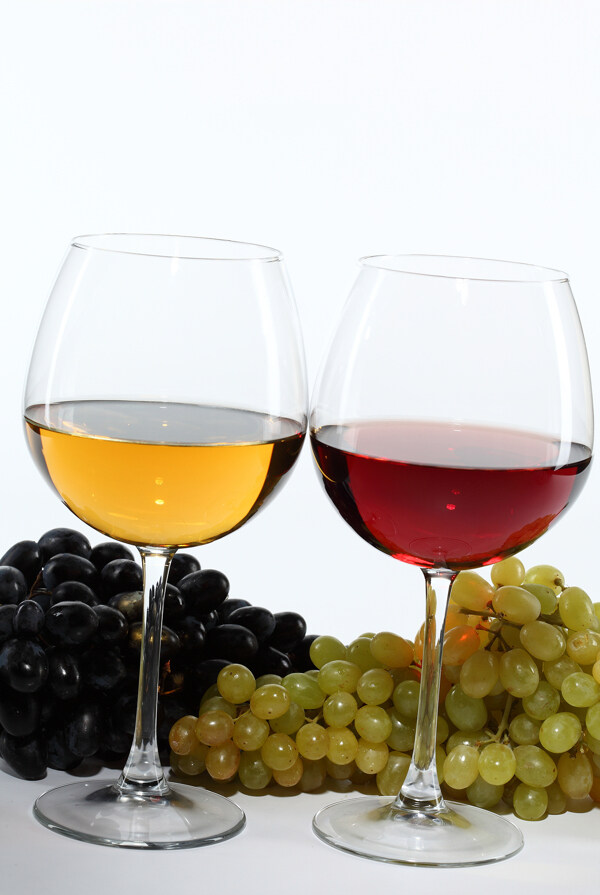 两杯葡萄酒和葡萄