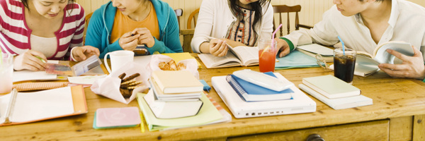 学习中的同学图片