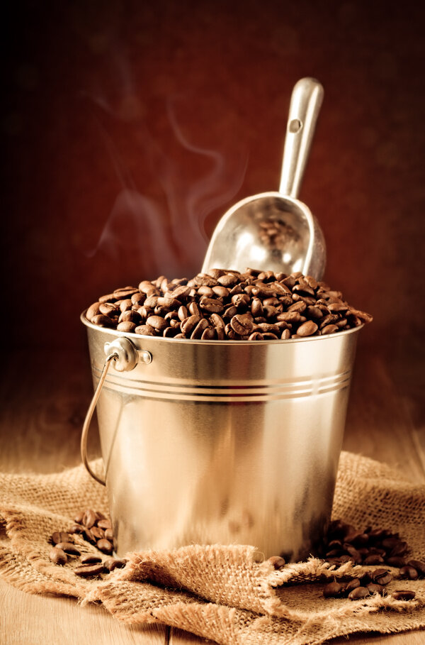 铁桶内的咖啡豆图片