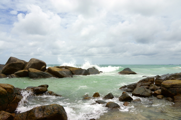 海浪击打岩石图片