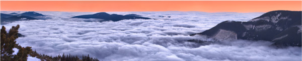 山峰中的云海高清摄影图片