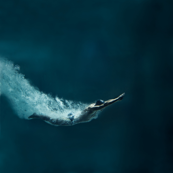 水中游泳的男子运动员图片